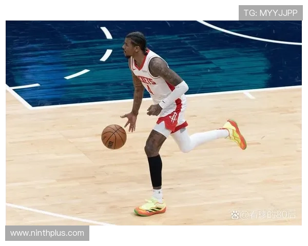 南斯表现起伏10投仅中2罚球稳健贡献11分并抢下5个前板与3次抢断