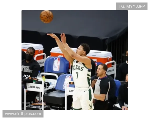 小香农替补出战17分钟狂砍18分全场7投全中展现超强实力